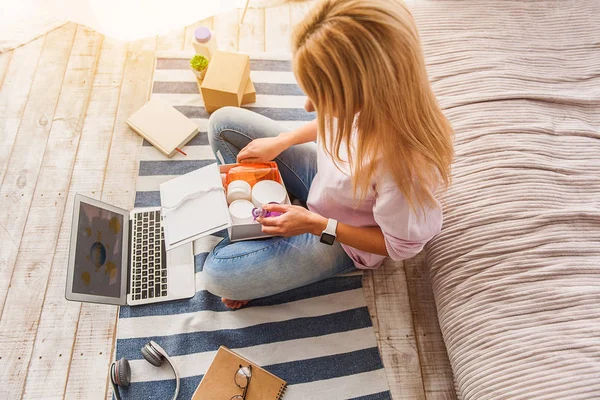 Cheerful woman prefers online shopping — Stock Photo, Image