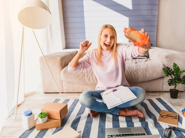 Glad tjej som gillar kosmetisk produkt — Stockfoto