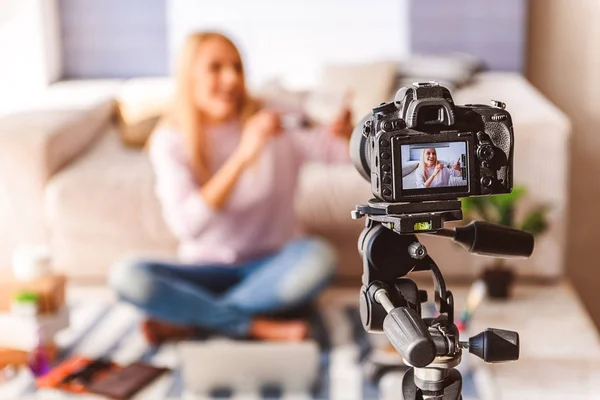 Ragazza gioiosa utilizzando prodotto cosmetico per il blog — Foto Stock