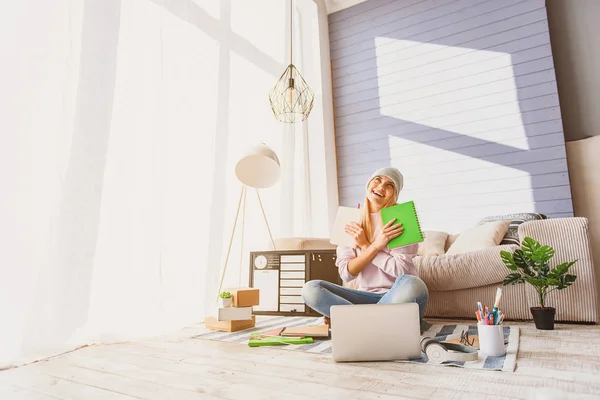 Cheerful female blogger is satisfied with study things — Stock Photo, Image