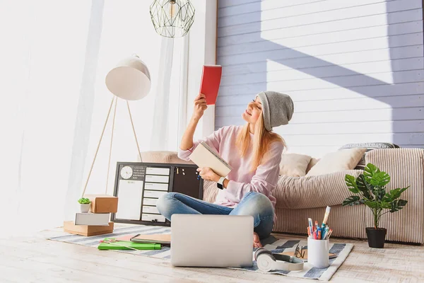 Pretty female blogger presenting notebook — Stock Photo, Image