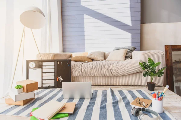 Pracoviště pro blogger v obývacím pokoji — Stock fotografie