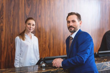 Yetişkin adam otelde check-in