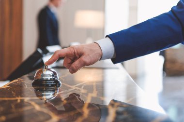 İşadamı elbiseli resepsiyonist bekliyor