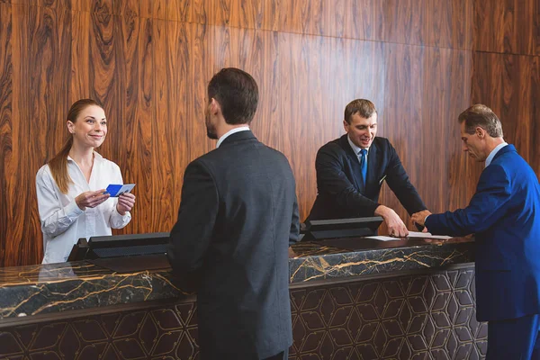 Le personnel de l'hôtel enregistre ses clients — Photo