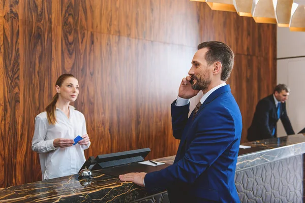 Apresentável homem em pé na recepção — Fotografia de Stock