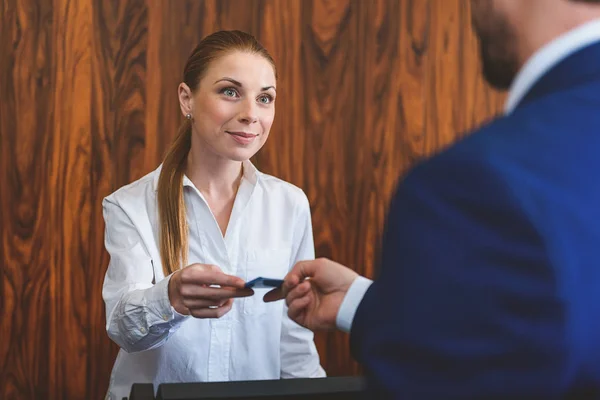 Femme gestionnaire d'hôtel accueillant homme d'affaires — Photo