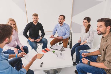 Bir grup insan konuşmayı