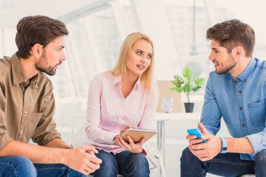 Üç kişi ilginç tartışma