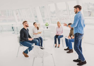 Gülümseyen adam onun fikri sunulması