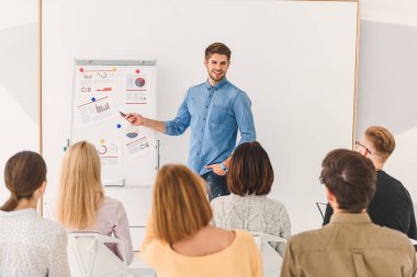 Hedef kitleye konuşan gülümseyen adam