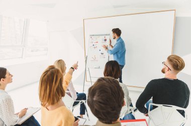 Absorbedly öğrenciler için grafiği açıklayan adam