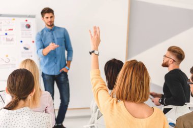 Baktılar adam için soru sorma