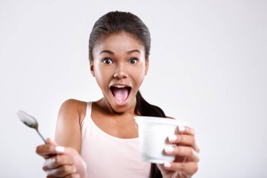 Sürpriz melez modeli gıda tutuyor