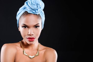 Sakin melez modeli kolye giyiyor