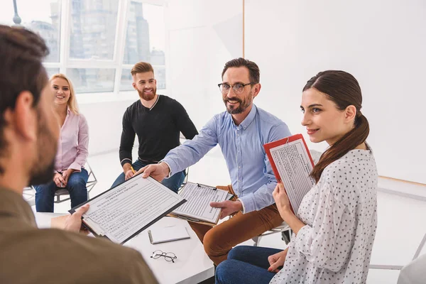 Lachende psycholoog distribueren persoonlijke profielen — Stockfoto