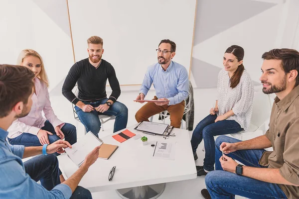 Grupo de personas hablando sobre — Foto de Stock