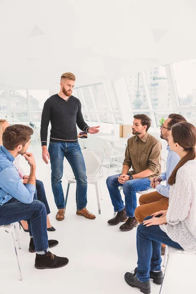 Uomo concentrato in piedi e mostrando qualcosa — Foto Stock