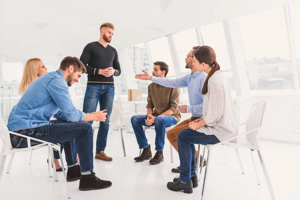 Hombre de pie escuchando atentamente al psicólogo — Foto de Stock