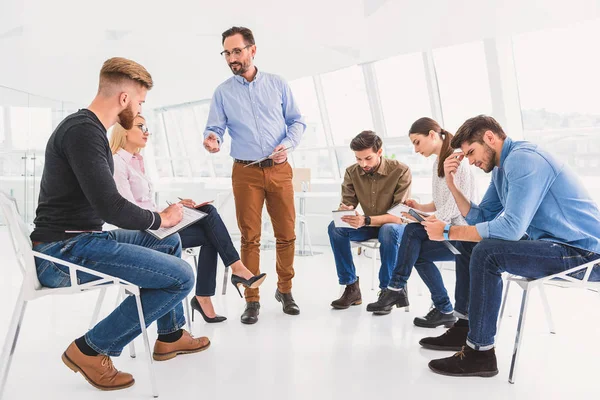 Consulente sorridente incaricato dei partecipanti — Foto Stock