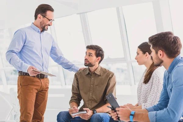 Consulente sorridente dicendo lode all'uomo sorpreso — Foto Stock