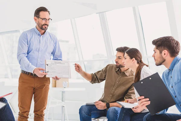 Consulente sorridente che mostra un profilo personale vuoto — Foto Stock