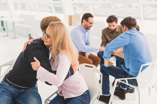 Duas pessoas abraçando com prazer — Fotografia de Stock