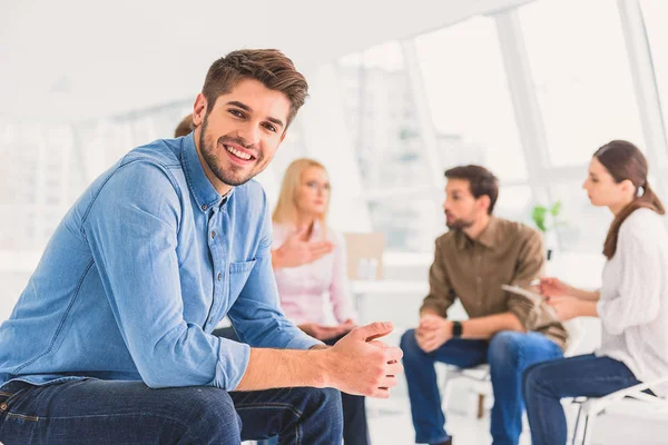 Feliz sonrisa del hombre alegre — Foto de Stock