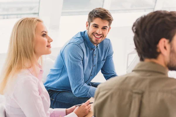 Hombre brillantemente sonriente mirando la cámara — Foto de Stock