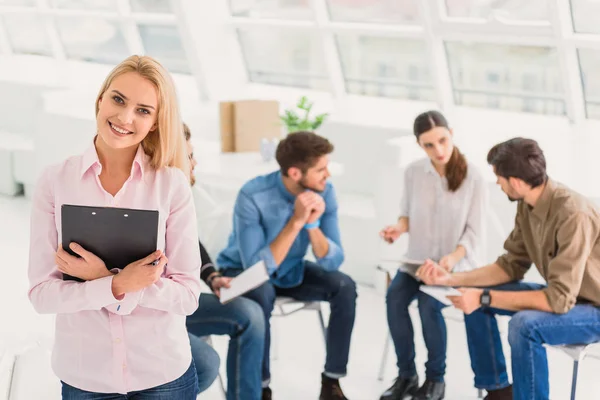 Chica sonriente de pie con la tableta de papel — Foto de Stock