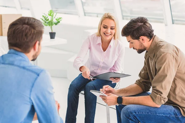 Persone positive che risolvono alcuni problemi — Foto Stock