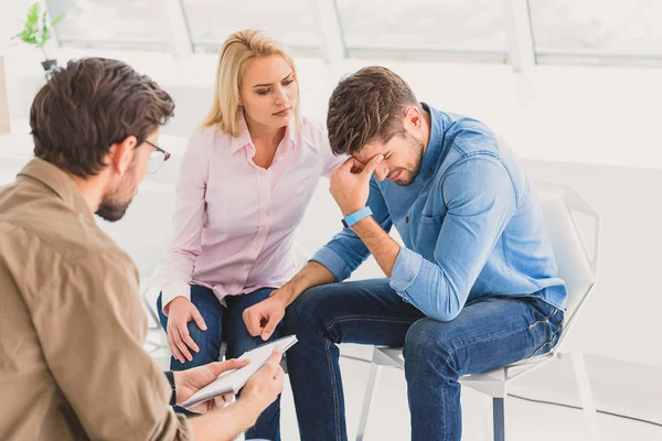 Dramatische paar in functie van psycholoog — Stockfoto