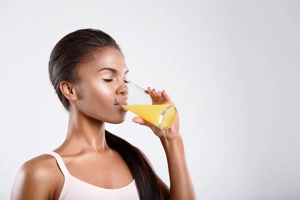 Lugn vältränad kvinna dricker juice — Stockfoto