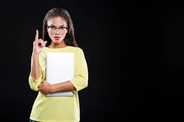 Ernstes Mädchen hält Laptop in der Hand — Stockfoto