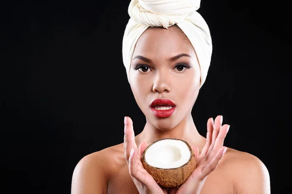 Спокійна жінка позує з кокосовим горіхом — стокове фото
