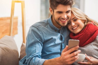 Mutlu aşıklar cep telefonu ile eğlenceli