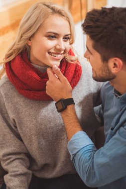 Seven çift evde sarılma Cute