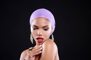 Tutkulu kız aşağı bakıyor