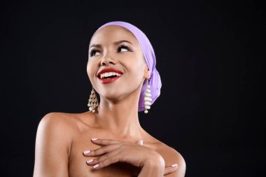 İhale melez kadın küpe giyiyor