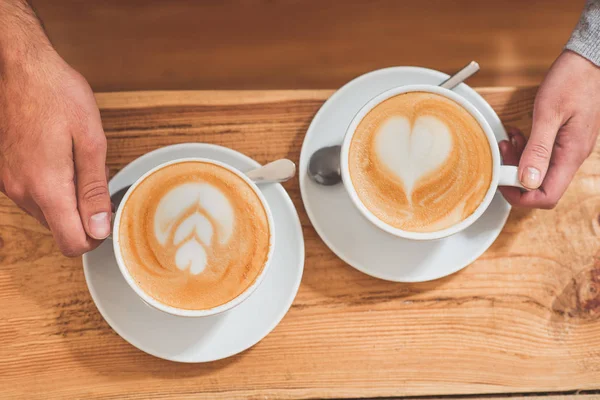 Amante casal beber latte juntos — Fotografia de Stock