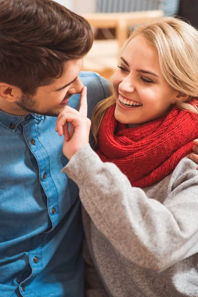 Feliz casal amoroso se divertindo juntos — Fotografia de Stock