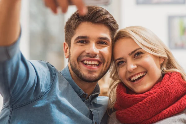 Gioioso giovane uomo e donna fare selfie — Foto Stock