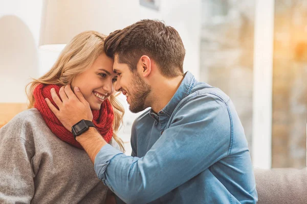Ung man och kvinna dating hemma — Stockfoto