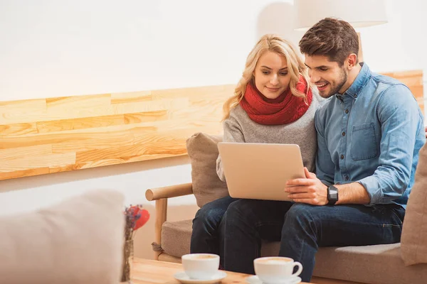 Ragazzo e ragazza divertente con il computer a casa — Foto Stock