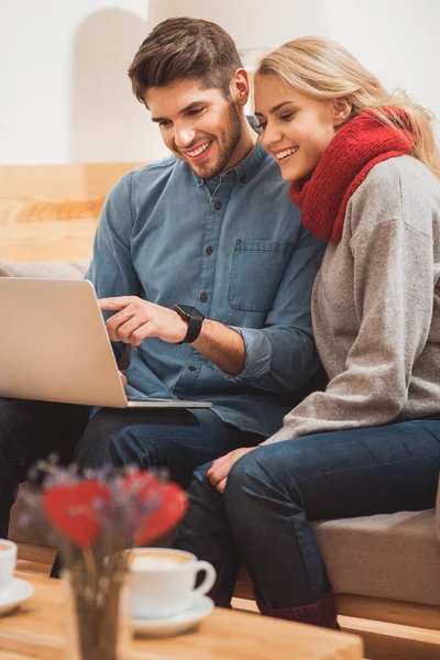 Feliz pareja amorosa usando cuaderno en casa — Foto de Stock