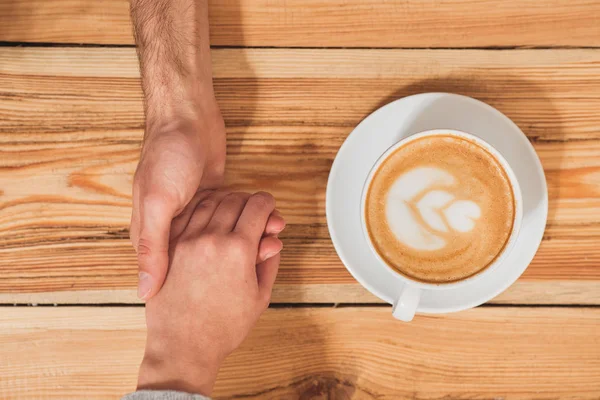 Casal muito amoroso namoro na cafetaria — Fotografia de Stock