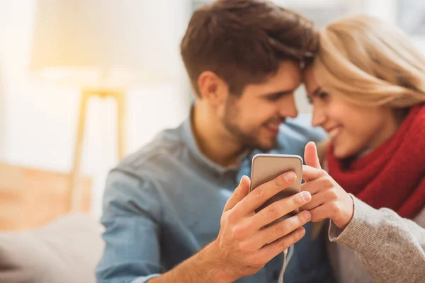 Casal amoroso alegre divertido com smartphone — Fotografia de Stock