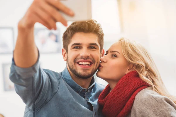 Amantes alegres fotografiándose en el teléfono — Foto de Stock