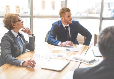 Ofiste oturan kendine güvenen insanlar