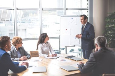 üst düzey patron çalışanlara konuşuyor